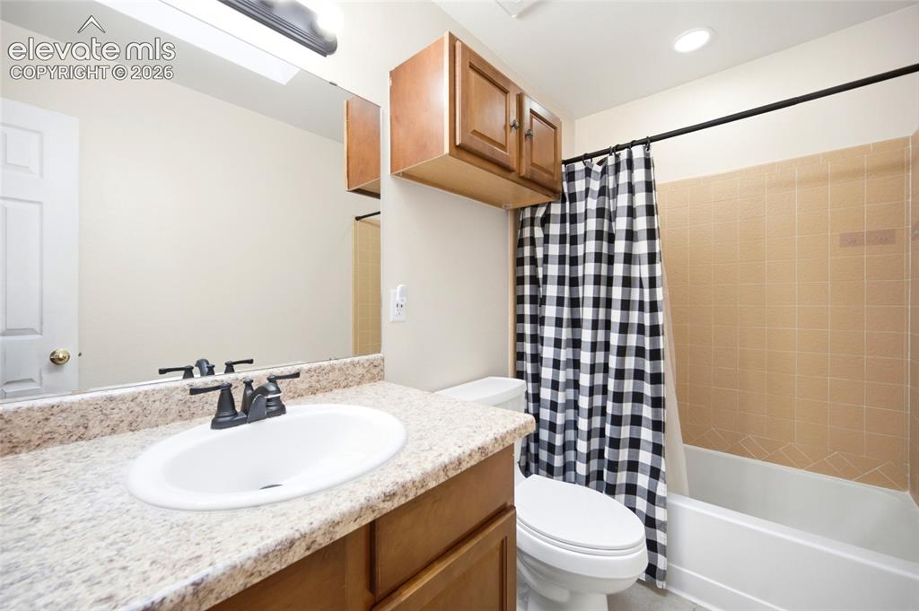 Image 14 of 34: Bathroom