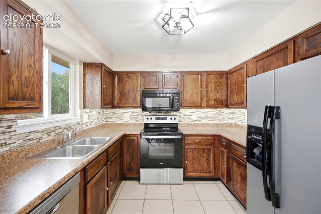 Image 8 of 34: Kitchen