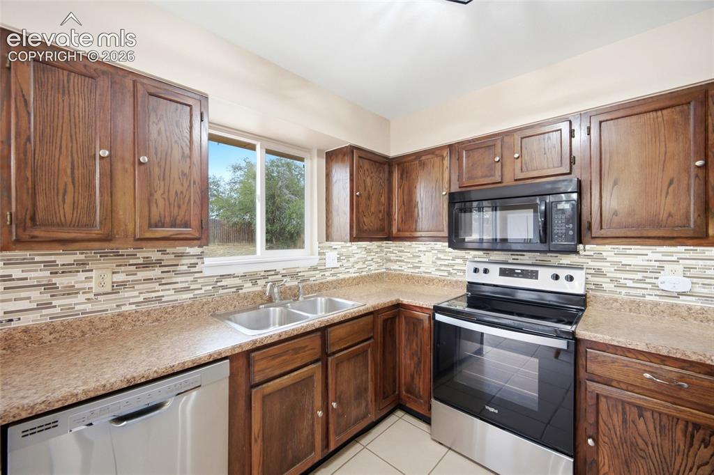 Image 9 of 34: Kitchen