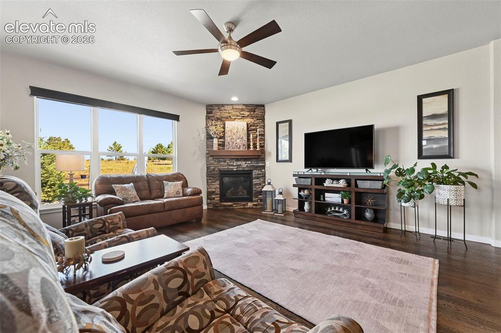 Image 11 of 50: Lots of natural light!