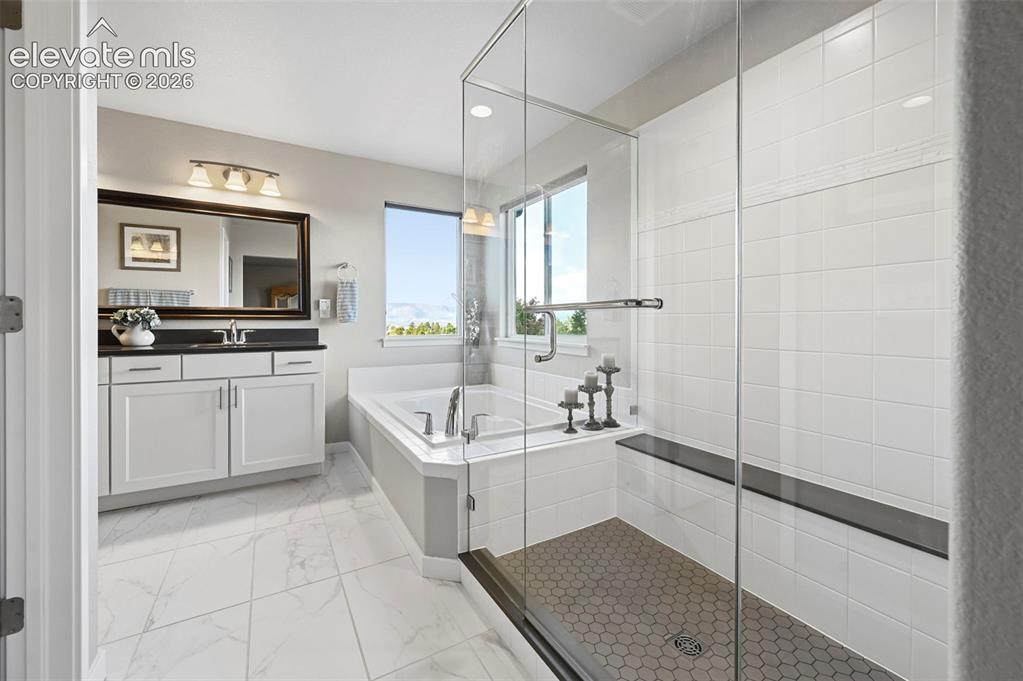 Image 19 of 50: Oversized shower