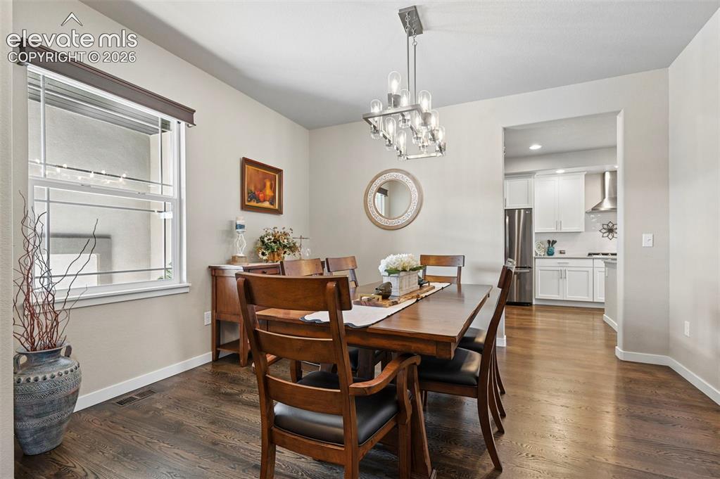 Image 5 of 50: Dining Area