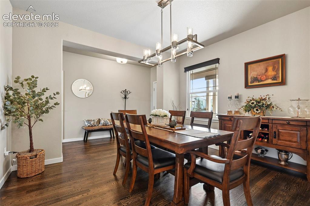 Image 6 of 50: Dining Area