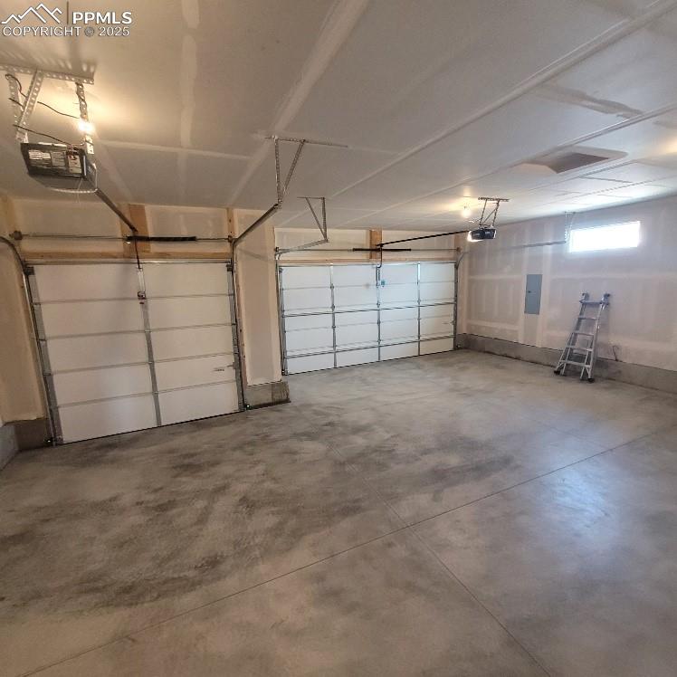 Image 21 of 22: Garage