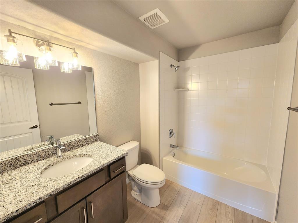 Image 14 of 18: Bathroom