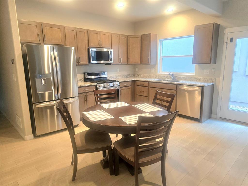 Image 3 of 18: Kitchen