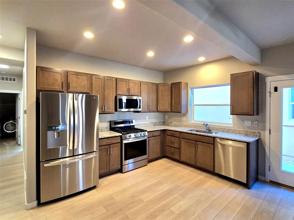 Image 5 of 18: Kitchen