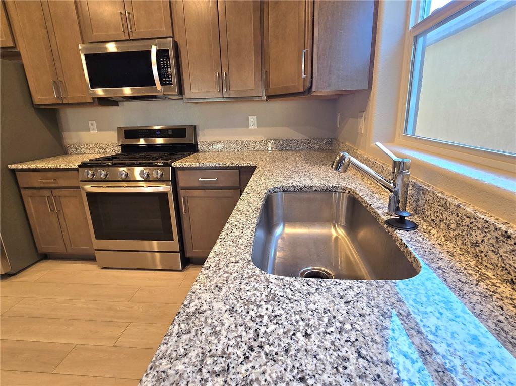 Image 7 of 18: Kitchen