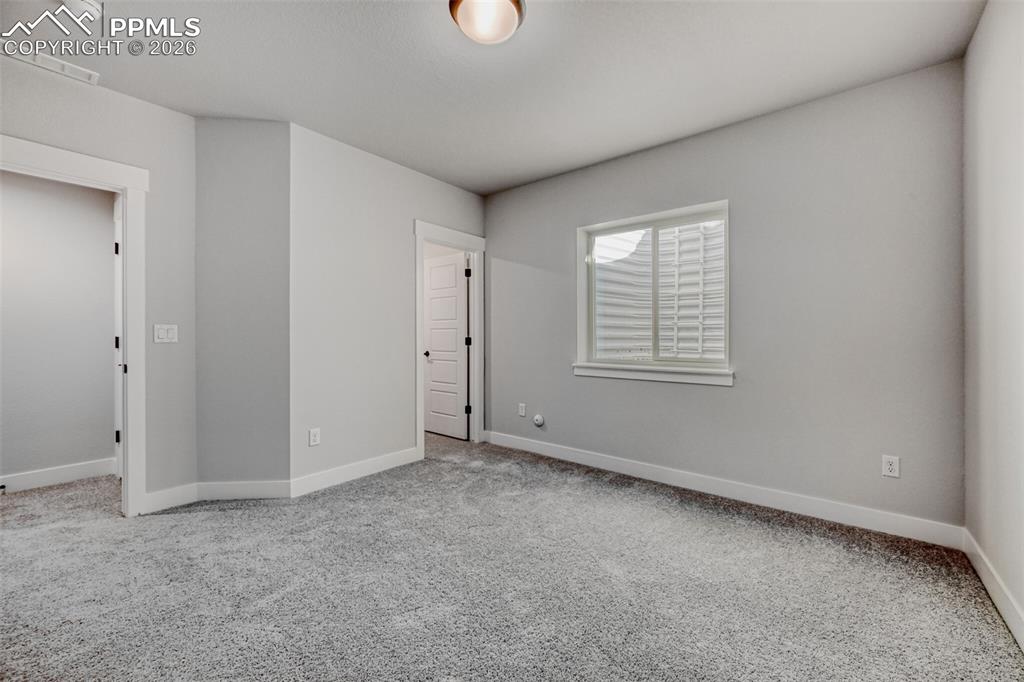 Image 19 of 28: Bedroom