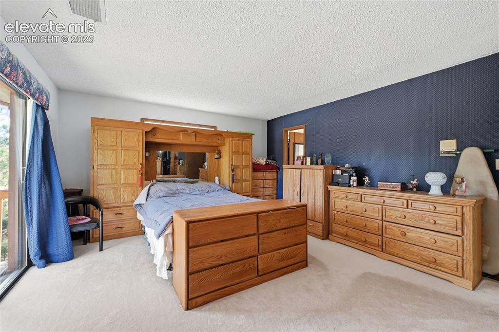Image 15 of 32: Bedroom