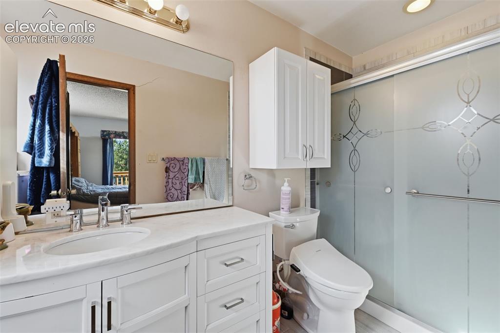 Image 16 of 32: Bathroom