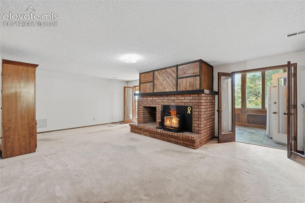 Image 18 of 32: Living Room