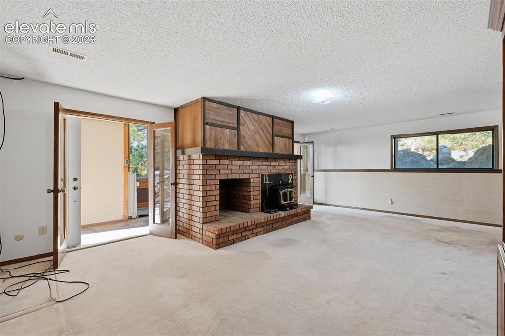 Image 19 of 32: Living Room