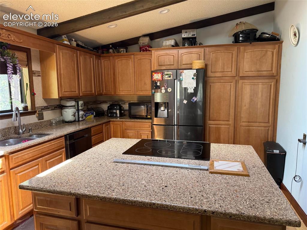 Image 2 of 6: Kitchen