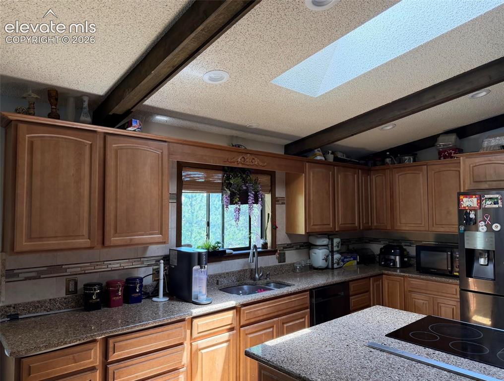 Image 3 of 6: Kitchen
