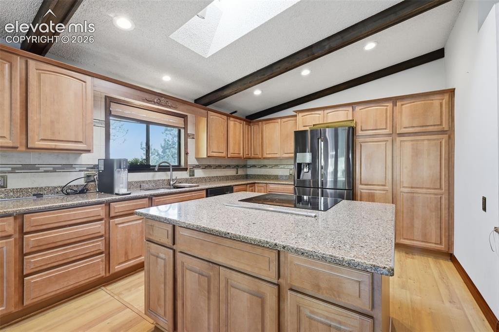 Image 8 of 32: Kitchen