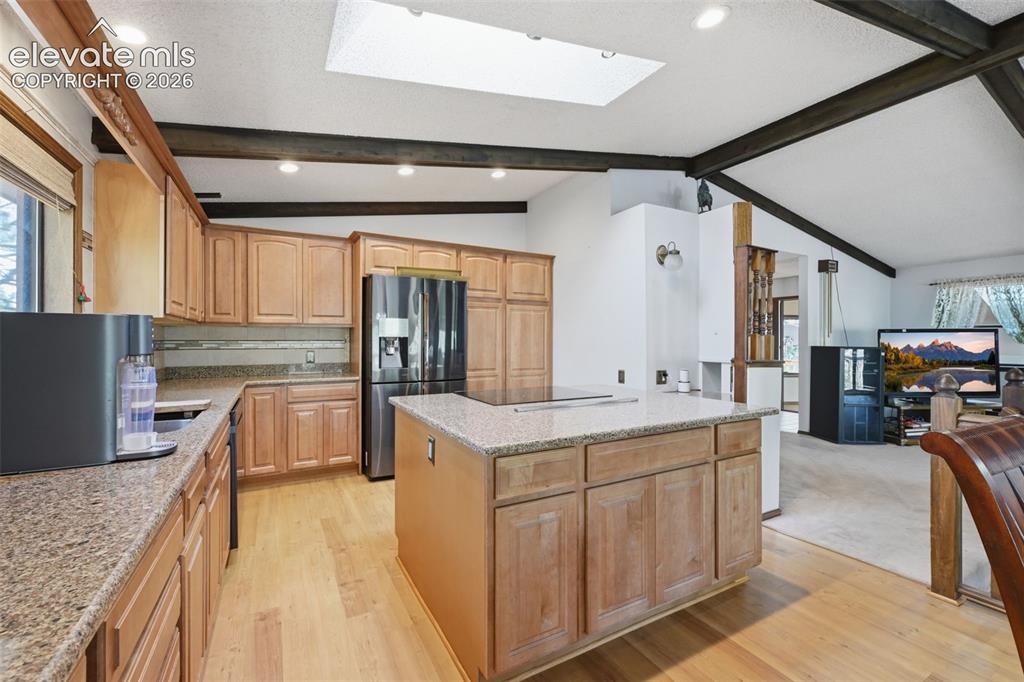 Image 9 of 32: Kitchen