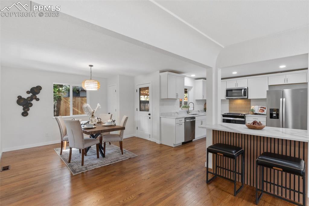 Image 16 of 46: Dining Area