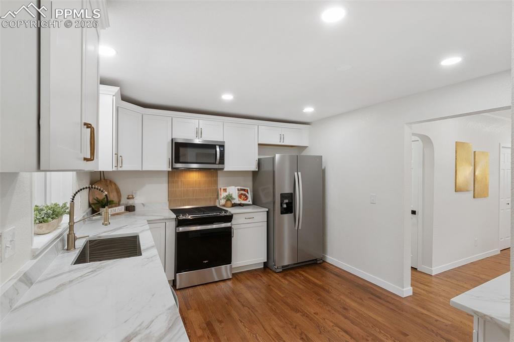 Image 17 of 46: Kitchen
