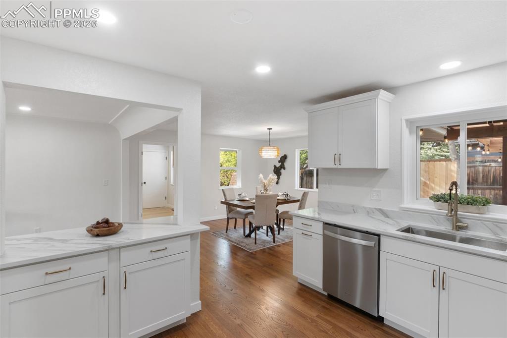 Image 19 of 46: Kitchen