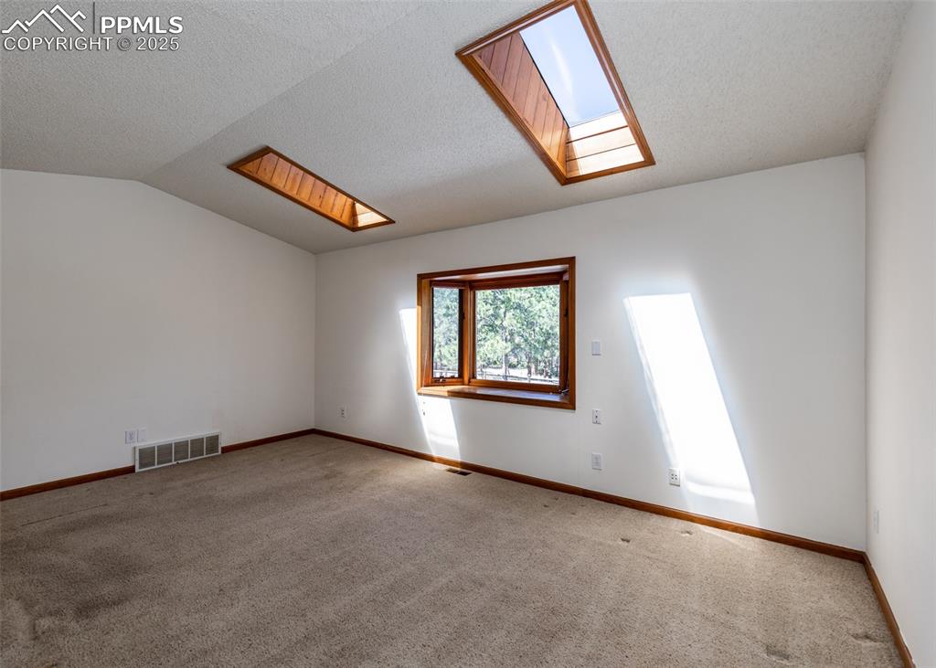 Image 15 of 50: Loft