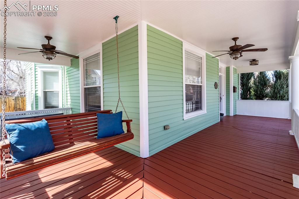 Image 10 of 50: Deck