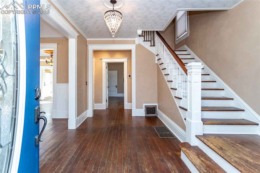 Image 11 of 50: Entry