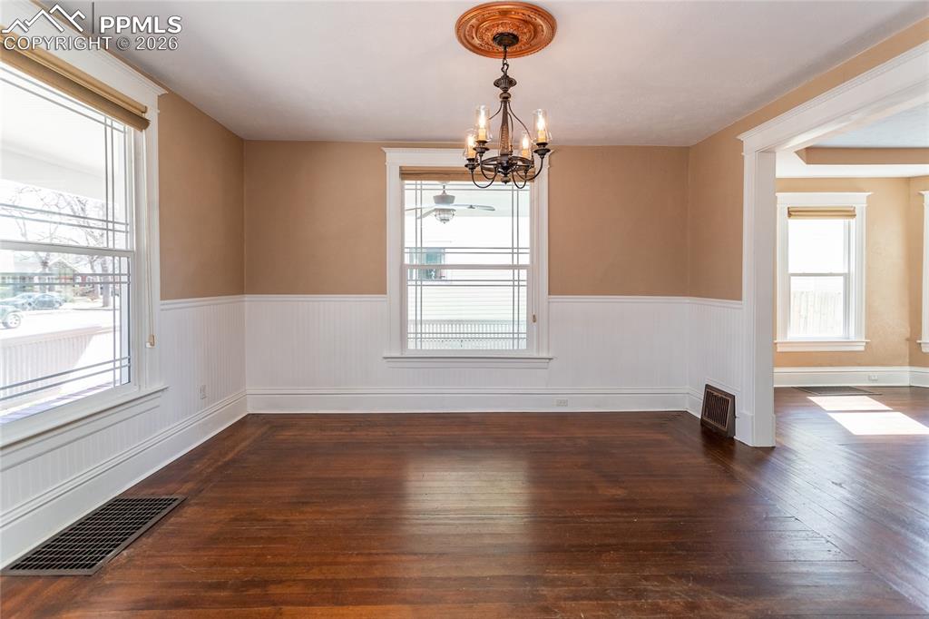 Image 14 of 50: Dining Area