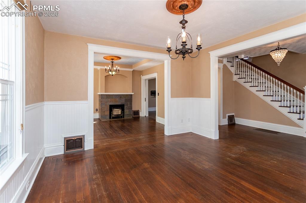 Image 15 of 50: Living Room