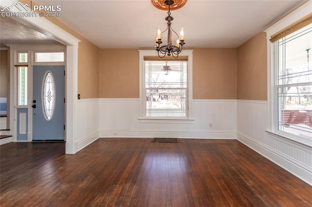 Image 16 of 50: Dining Area