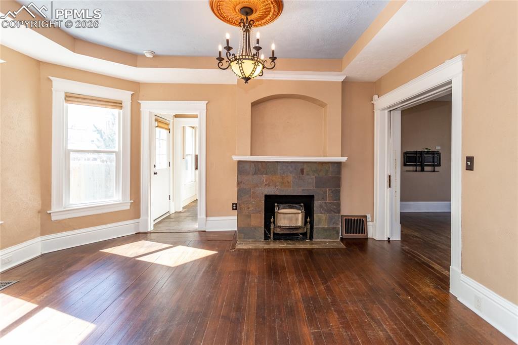 Image 17 of 50: Living Room