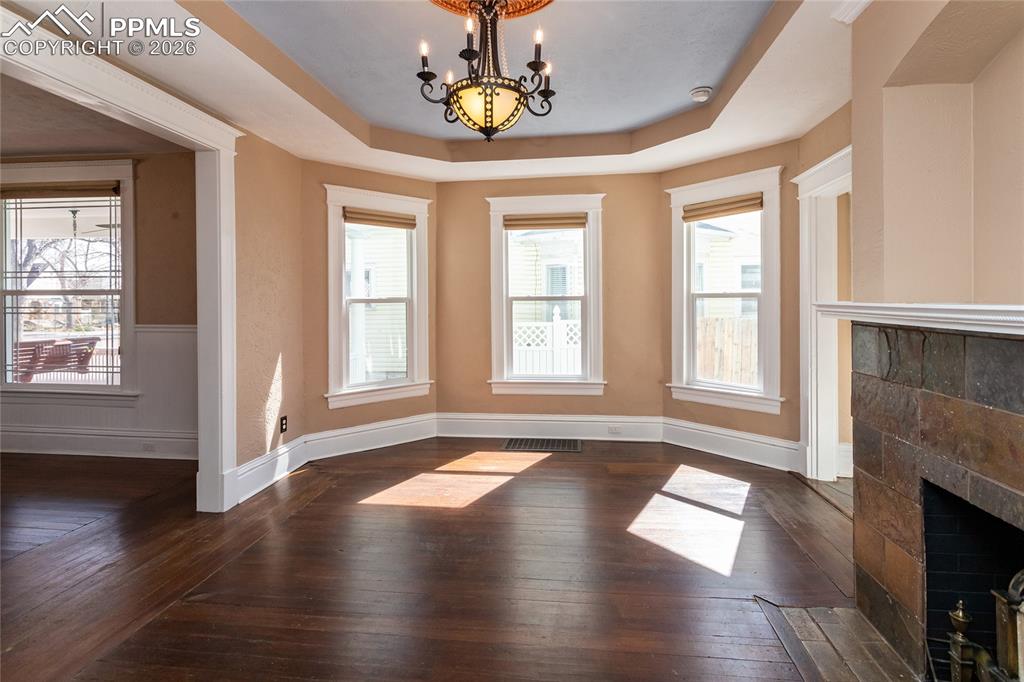 Image 18 of 50: Living Room