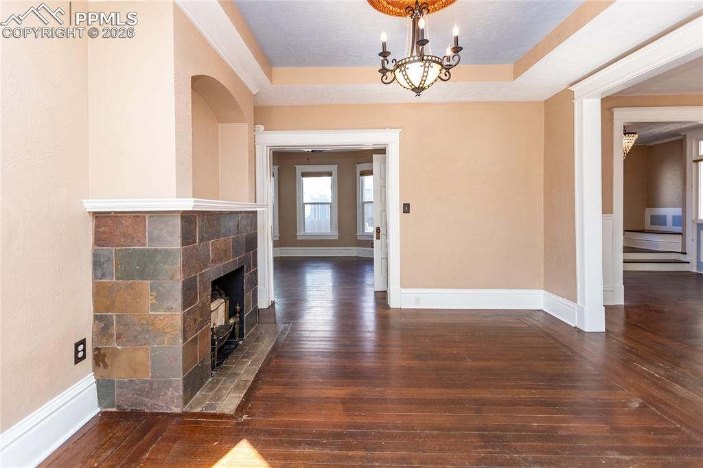 Image 20 of 50: Living Room