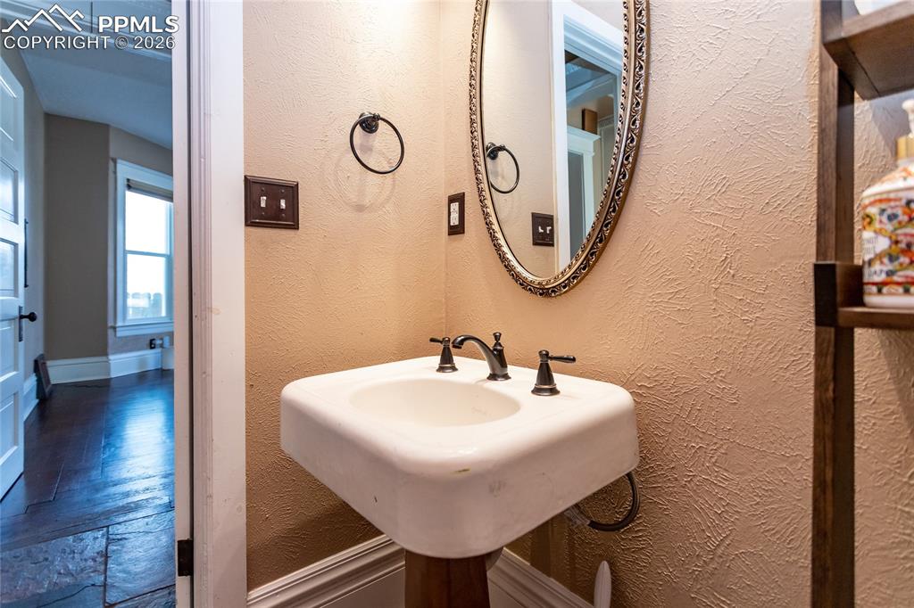 Image 24 of 50: Bathroom