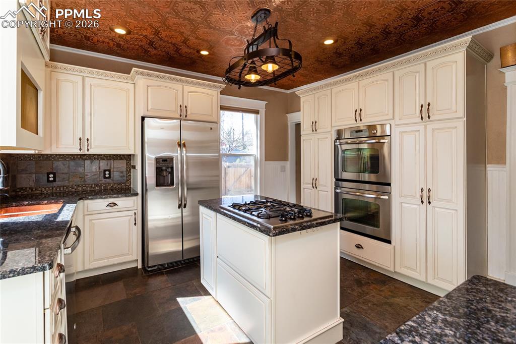 Image 26 of 50: Kitchen