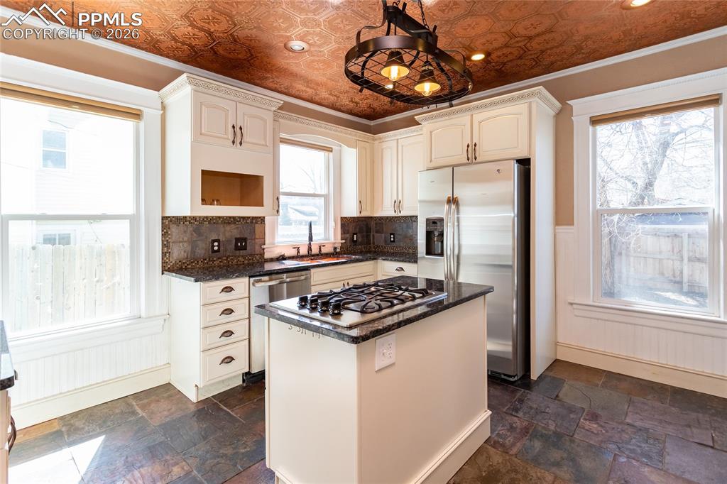 Image 27 of 50: Kitchen