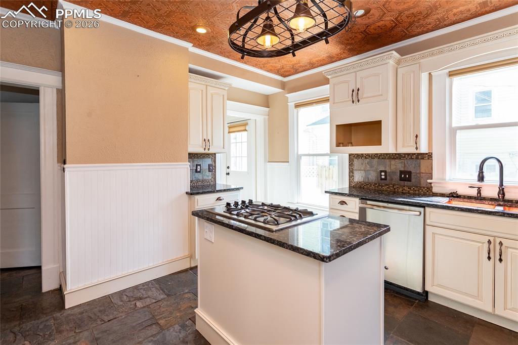 Image 28 of 50: Kitchen