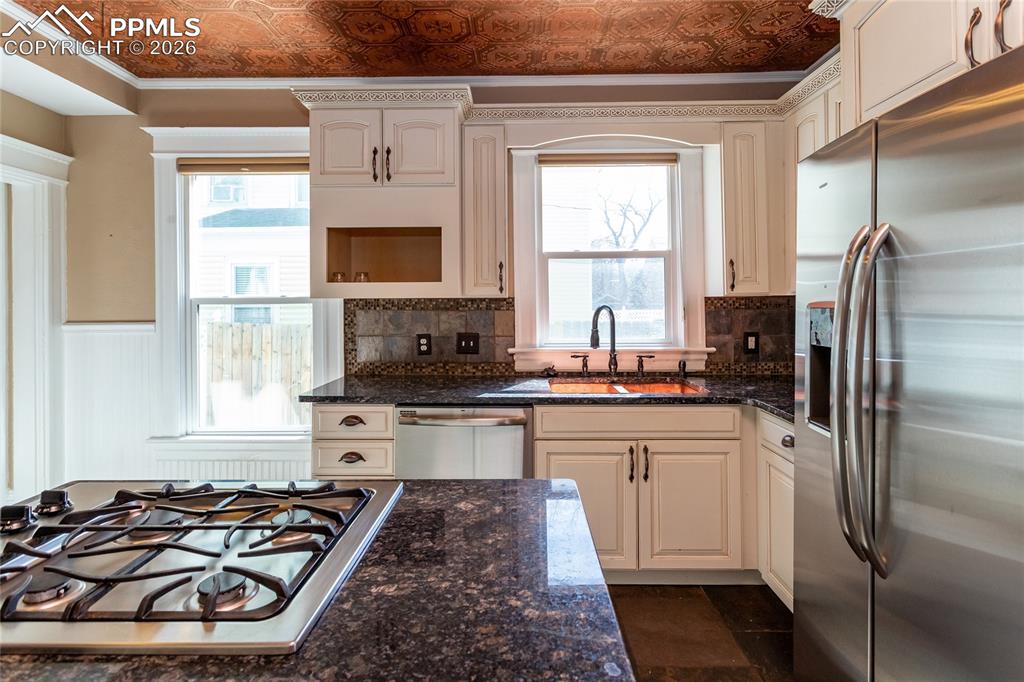 Image 30 of 50: Kitchen