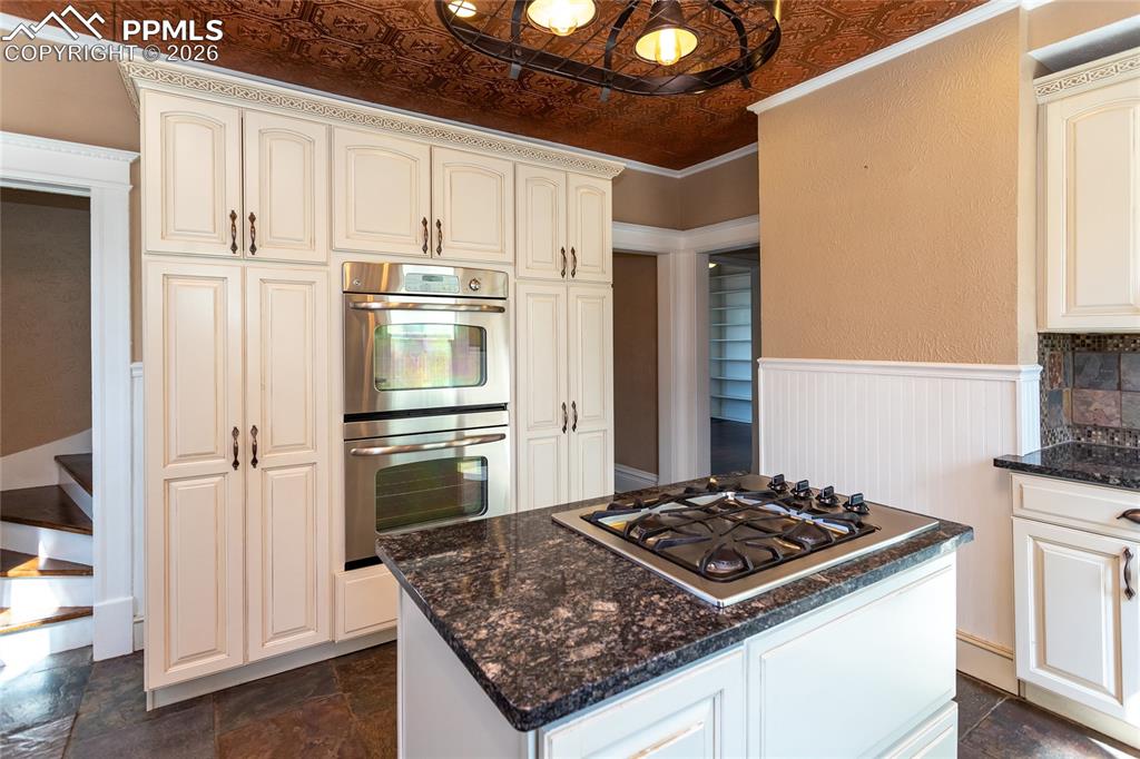 Image 31 of 50: Kitchen