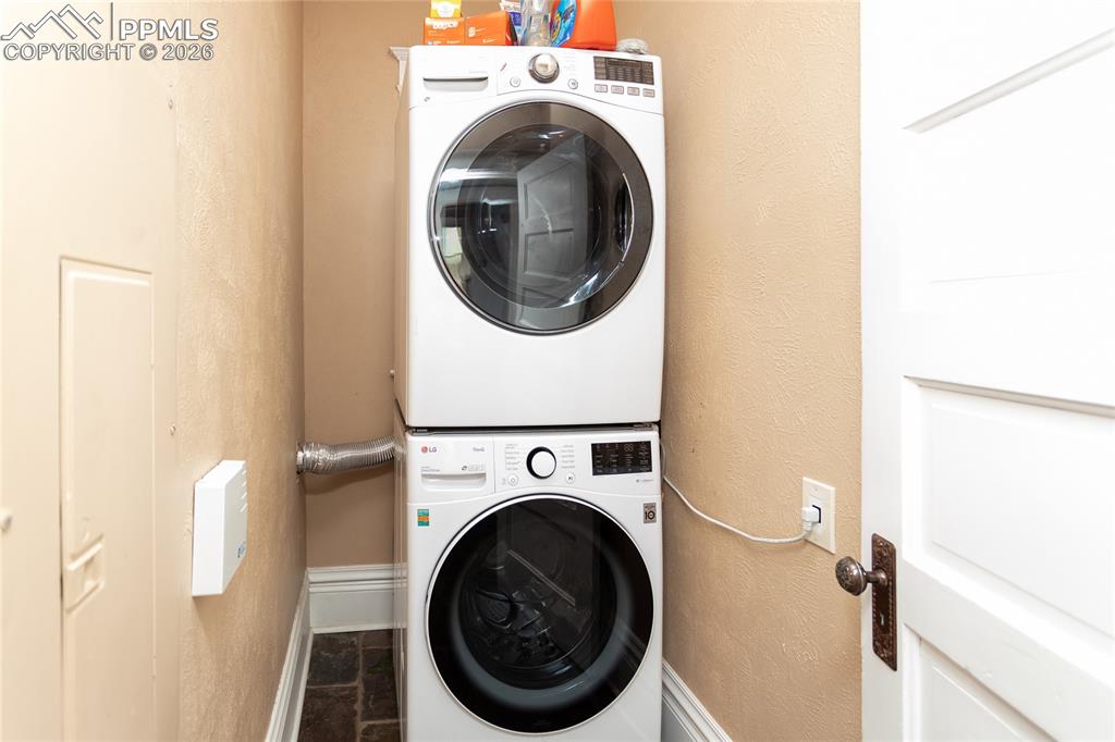 Image 32 of 50: Laundry