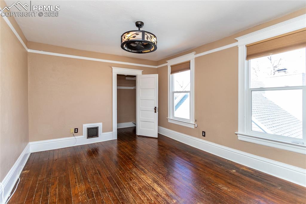 Image 34 of 50: Bedroom