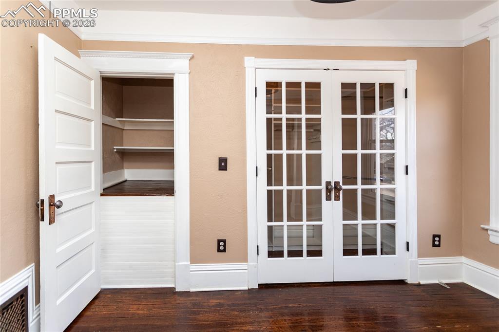 Image 38 of 50: Entry