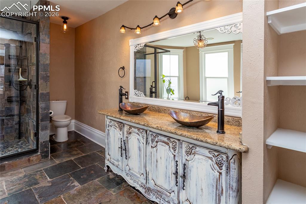 Image 42 of 50: Bathroom