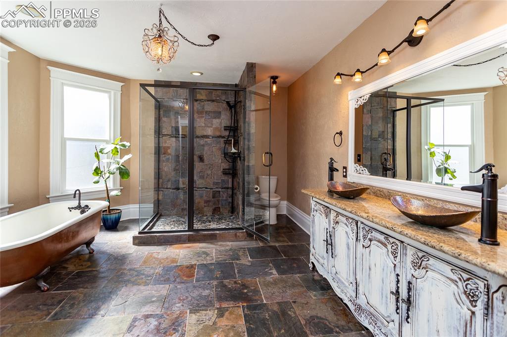 Image 43 of 50: Bathroom