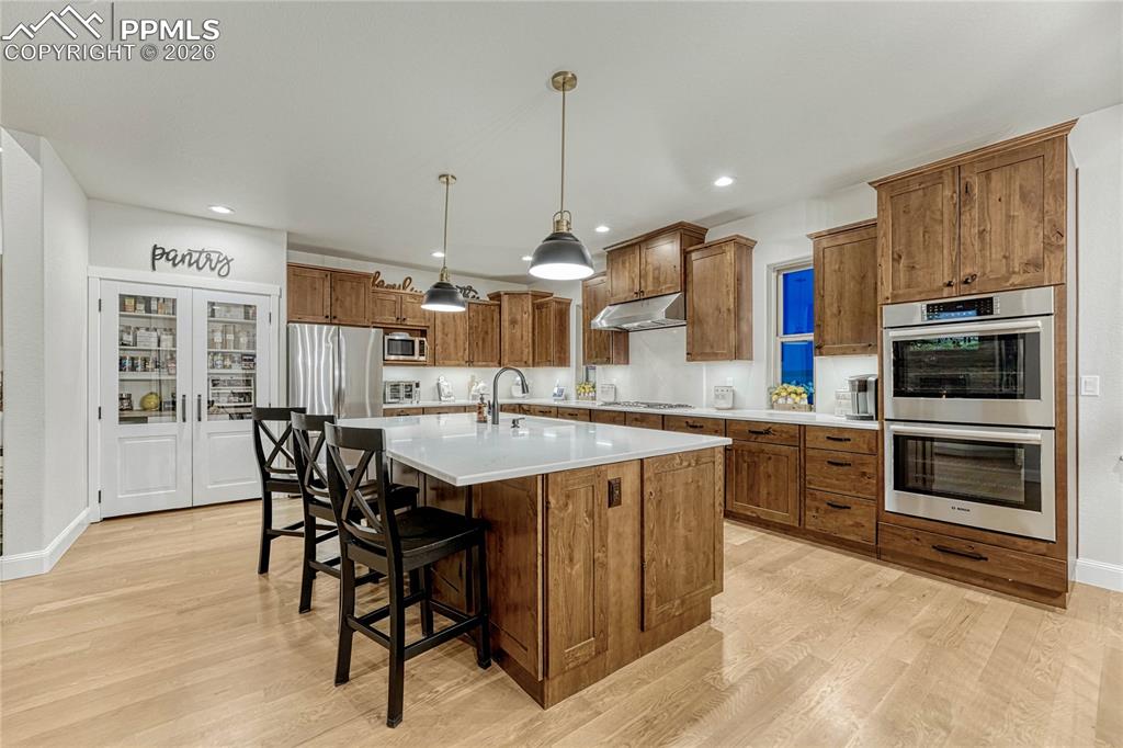 Image 10 of 50: Kitchen