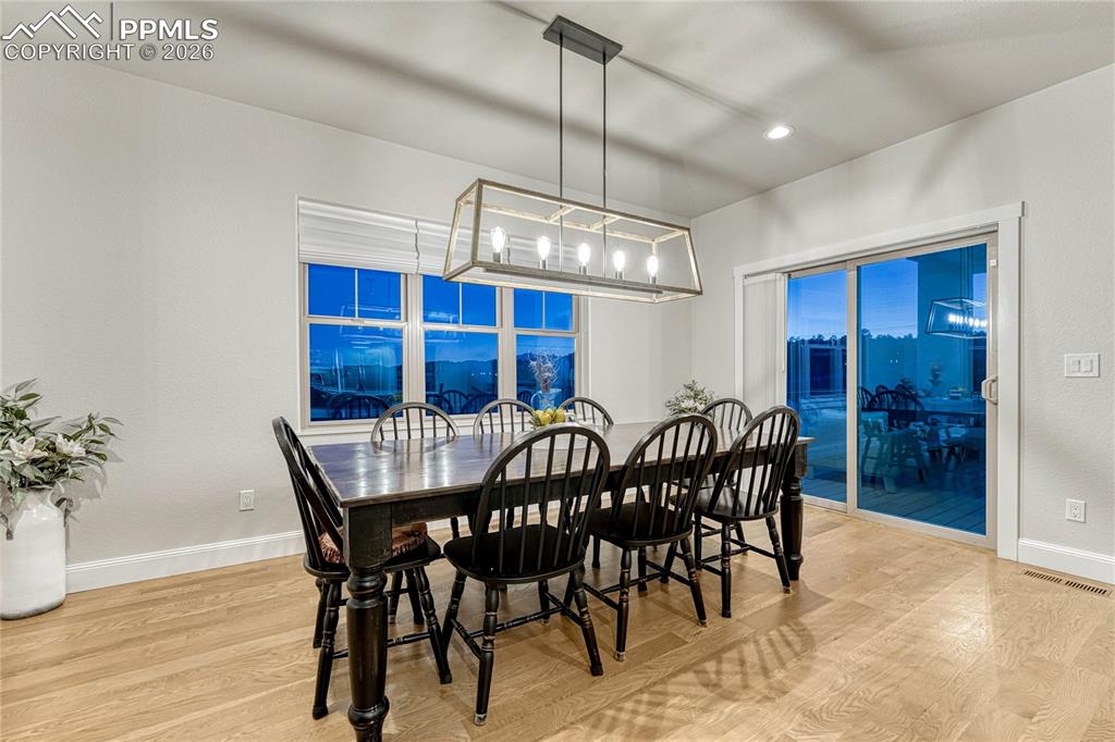 Image 11 of 50: Dining Area