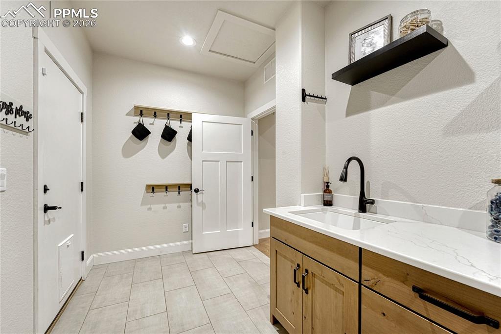 Image 16 of 50: Laundry