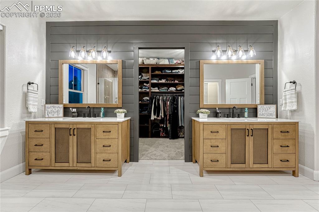 Image 21 of 50: Bathroom