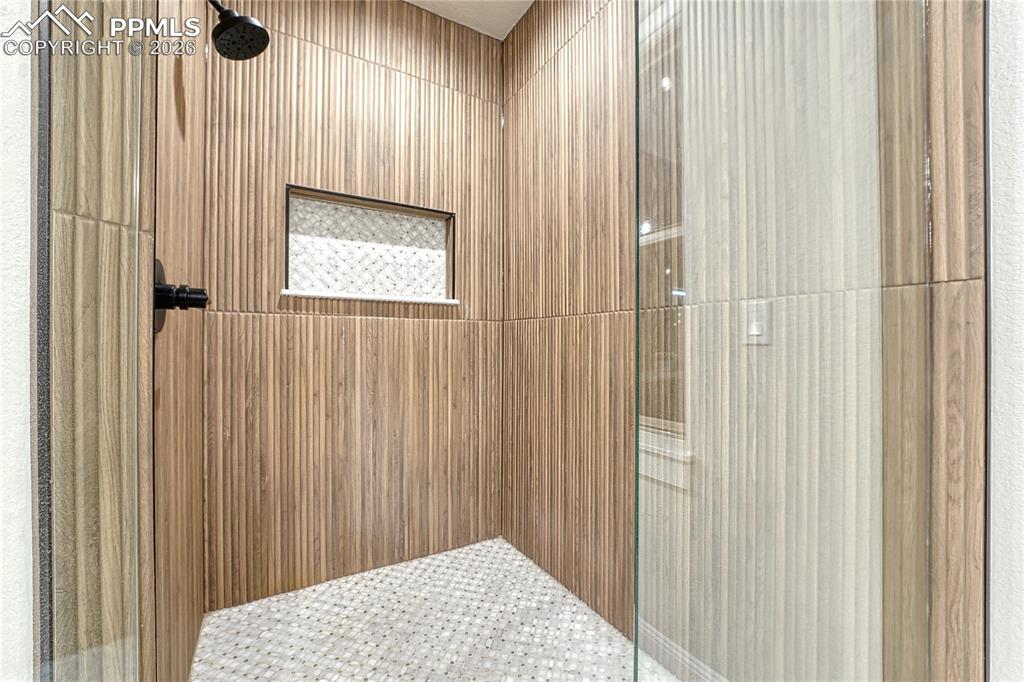 Image 23 of 50: Bathroom