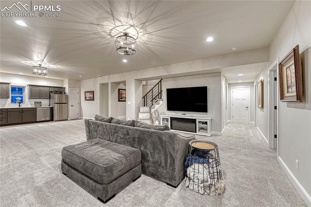 Image 25 of 50: Living Room